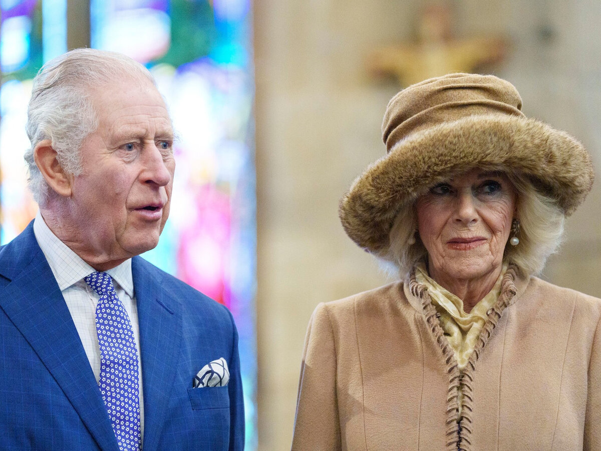    Карл III и Камилла в церкви Святого Джайлса во время их визита в Рексхэм, Уэльс, 9 декабря 2022