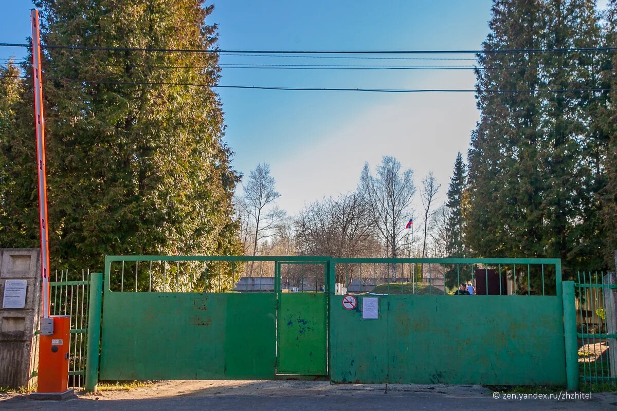 Ворота психбольницы в бывшем военном городке «Белые Столбы-2»