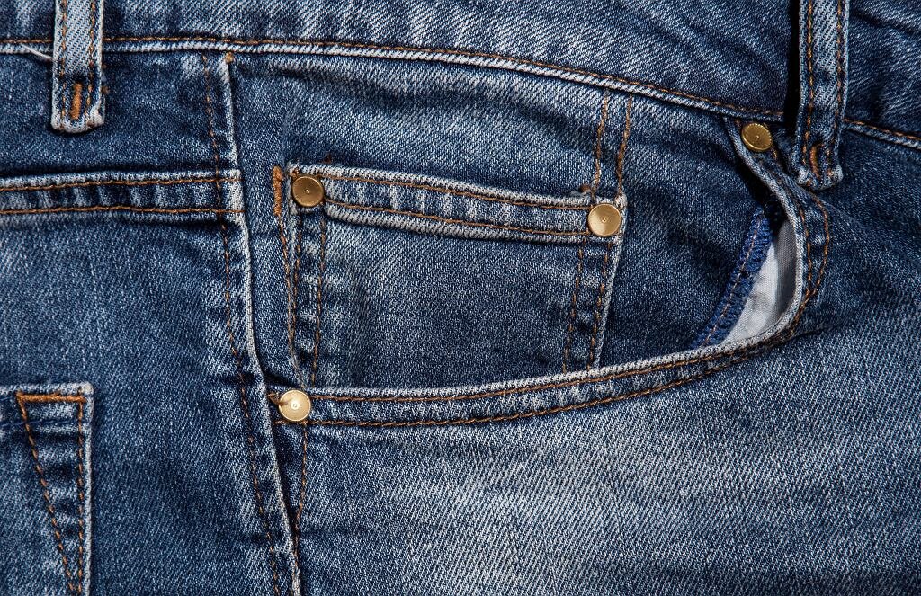 Небольшой карман можно найти практически во всех моделях джинсов, как мужских, так и женских. Некоторые носят в нем монеты или другие маленькие вещицы, но он предназначен вовсе не для этого.
