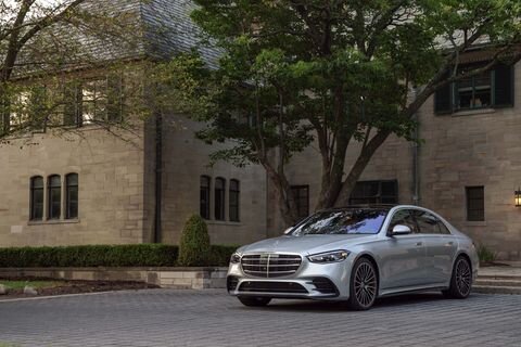 Mercedes-Benz S-класса сохраняет превосходство, будучи полноразмерным роскошным седаном, по которому судят обо всех остальных. S-класс удовлетворяет вкусы своих состоятельных клиентов множеством прекрасных материалов, глубоким комфортом и множеством технологий. Есть две модели, обе оснащены стандартным полным приводом 4Matic — S500 и S580 — каждая с эксклюзивной трансмиссией. S500 поставляется с шелковистым турбированным рядным шестицилиндровым двигателем мощностью 429 л. Mercedes - Maybach S-классасупер-роскошная модель, рассмотренная отдельно, предлагает совершенно декадентский опыт. Хотя приоритет S-класса в отношении комфорта и роскоши очевиден из толстых кожаных тронов в переднем и заднем рядах, его стандартная пневматическая подвеска дополняет впечатление, превращая дорогу в бархат. А опциональная система E-Active Body Control даже наклонит автомобиль в поворотах, чтобы вы не пролили свой коктейль с шампанским, которым вы наслаждаетесь в комфорте доступных регулируемых, откидывающихся задних сидений с функцией подогрева и массажа. S-класс отлично справляется с воплощением хорошей жизни в реальность.