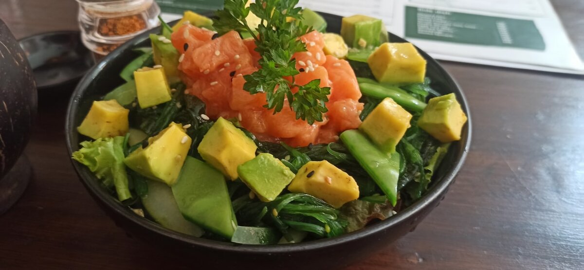 Поке с лососем выглядит красиво, но не очень впечатляет - листайте галерею