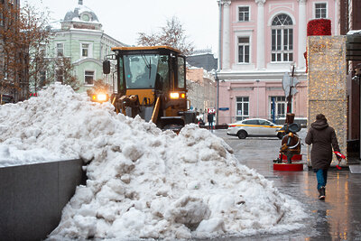    Уборка снега в Москве ©Мария Шуревская РИАМО