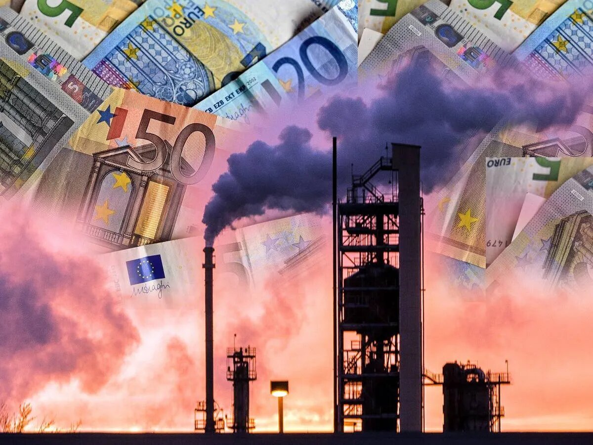 Сквозь дым от труб проглядывают купюры евро/Pixabay