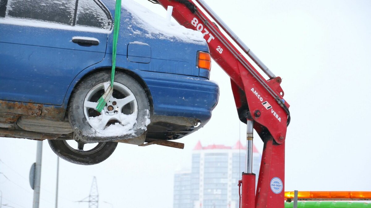     В областной столице на улице Монтажников, 61, сегодня эвакуировали машины. По данным паблика «Тюмень – наш дом», автомобили «Пежо» и «Тойота» уже долгое время были брошены своими владельцами.