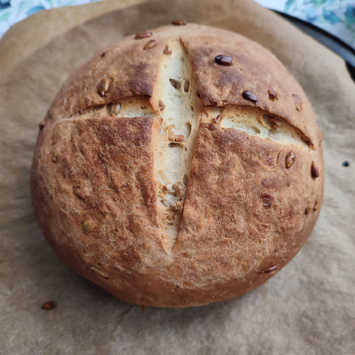 Семечки для этого хлеба я взяла поджаренные и солёные.
