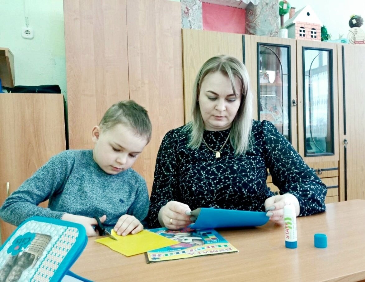    Школьники Оренбуржья отправляют письма на передовую и делают окопные свечи для бойцов СВО Кристина Просвиркина