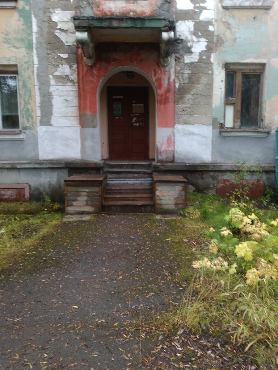 Например, снялся на фоне этого старого дома.