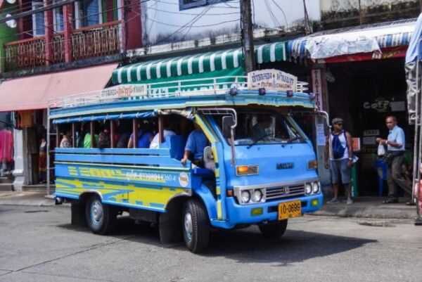 Такие автобусы курсируют между Пхукет-Тауном и многими популярными  пляжами Пхукета. Конечная точка в Пхукет-Тауне улица Ранонг около круга с  фонтанами. Существует 9 маршрутов синих автобусов. Конкретный маршрут  указан на лобовом стекле автобуса или чуть выше его. Так сказать — ищите  знакомые слова.