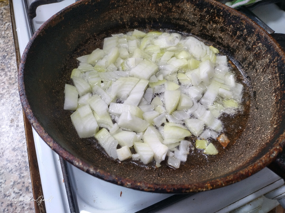 Лучок крупно порежем и слегка обжарим