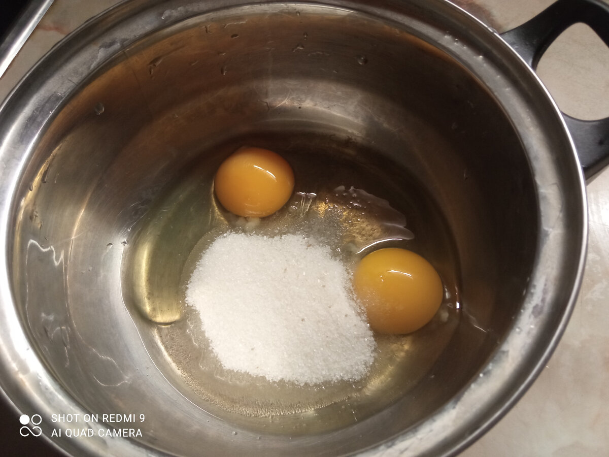 фото автора, яйца и сахар в миске 