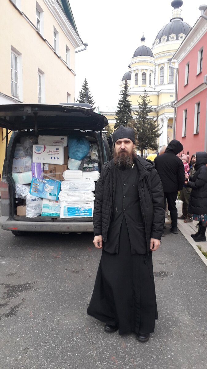На снимке: о.Иоанн провожает из Рыбинска очередную группу волонтеров в Донецк.