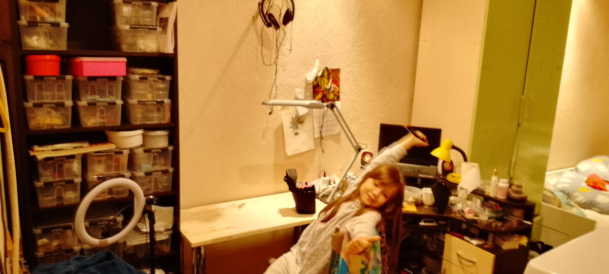 Малая на себя примеряет мамин стол