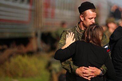    Мужчина, призванный на военную службу в ходе частичной мобилизации и прошедший одиночную огневую подготовку на полигоне в Волгоградской области, в ходе отправки в учебный центр для завершения подготовки по программам боевого обучения ©Кирилл Брага РИА Новости