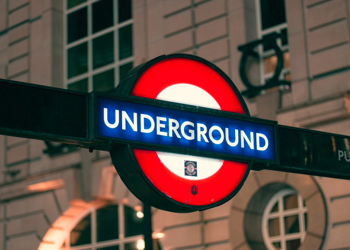 Ещё один символ Лондона - знак подземки, названный "рондо". Фото из открытого источника