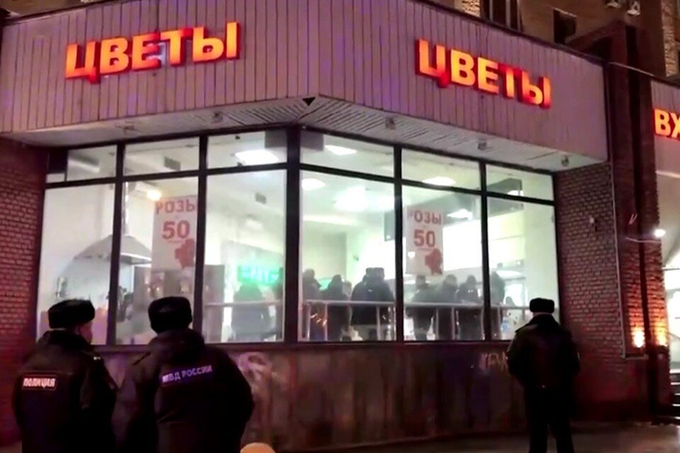     Полицию вызвал охранник соседнего магазина косметики при первых же признаков конфликта на улице. Фото: стоп-кадр видео