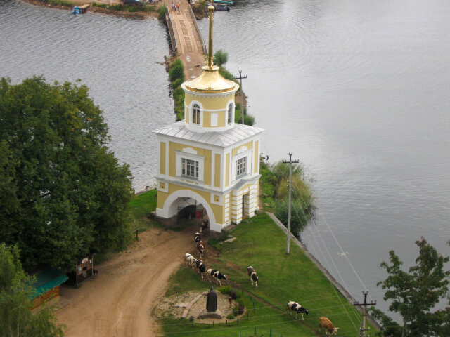Август 2012. Коровы тоже входят через Светлицкую башню. Всех встречает скульптура преподобного Нила Столобенского