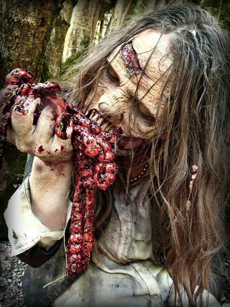 Шли дни, и все больше и больше людей исчезало. Некоторых находили мертвыми в лесу, их тела были изуродованы и разорваны. Другие просто исчезали, не оставляя никаких следов своего местонахождения. Жители города понимали, что должны что-то сделать, чтобы остановить ужас, охвативший их общину. 
Однажды ночью группа смельчаков собралась вместе, чтобы исследовать особняк на окраине города. Вооружившись фонариками и оружием, они вошли в старое здание, готовые встретиться с ужасами, которые ожидали их внутри.

Но то, что они обнаружили, оказалось гораздо хуже, чем они могли себе представить. Семья, поселившаяся в особняке, не были людьми. Они были существами ночи, питающимися кровью живых. Они использовали свои силы, чтобы управлять умами горожан, заманивая их в лес, чтобы они стали их добычей.