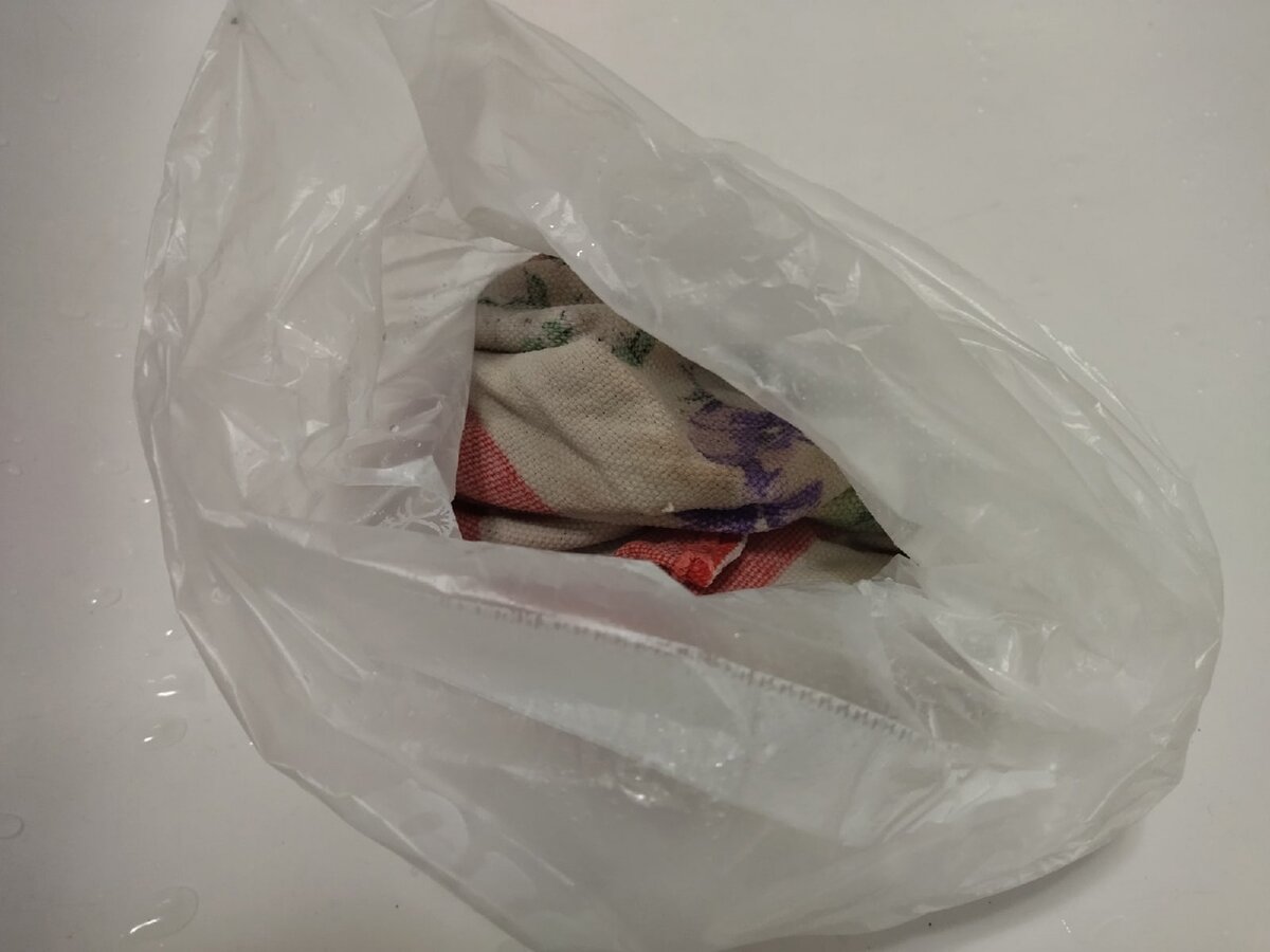    Никогда раньше не рассматривала пакет как емкость для стирки. Фото автора