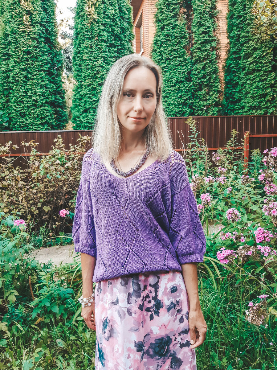 лето 2022 г., джемпер с ромбами, вязала по МК ютуба.