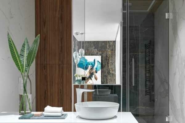 Мрамор, "умное" стекло и благородное дерево. Необычный, атмосферный интерьер квартиры 48 кв.м. в Москве