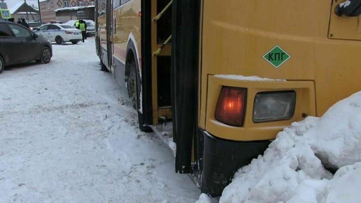    Согласно выводам расследования автокатастрофы, происшедшей на улице Тракторной в Ижевске 15 декабря прошлого года, ее виновником стал водитель пассажирского автобуса, совершивший наезд на 15-летнюю школьницу. Ребенок в результате ДТП погиб.