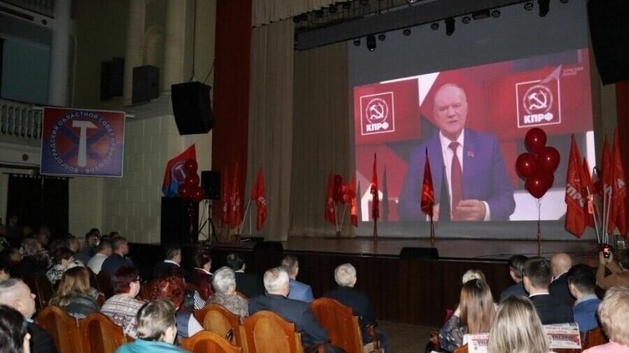     30-летие КПРФ отметили коммунисты Сталинградской областной партийной организации. В числе прочего они готовят обращение к президенту по вопросу возвращению Волгограду прежнего названия.