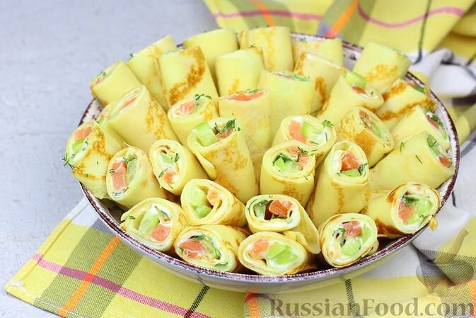 Салат с яичными блинчиками и копченой курицей