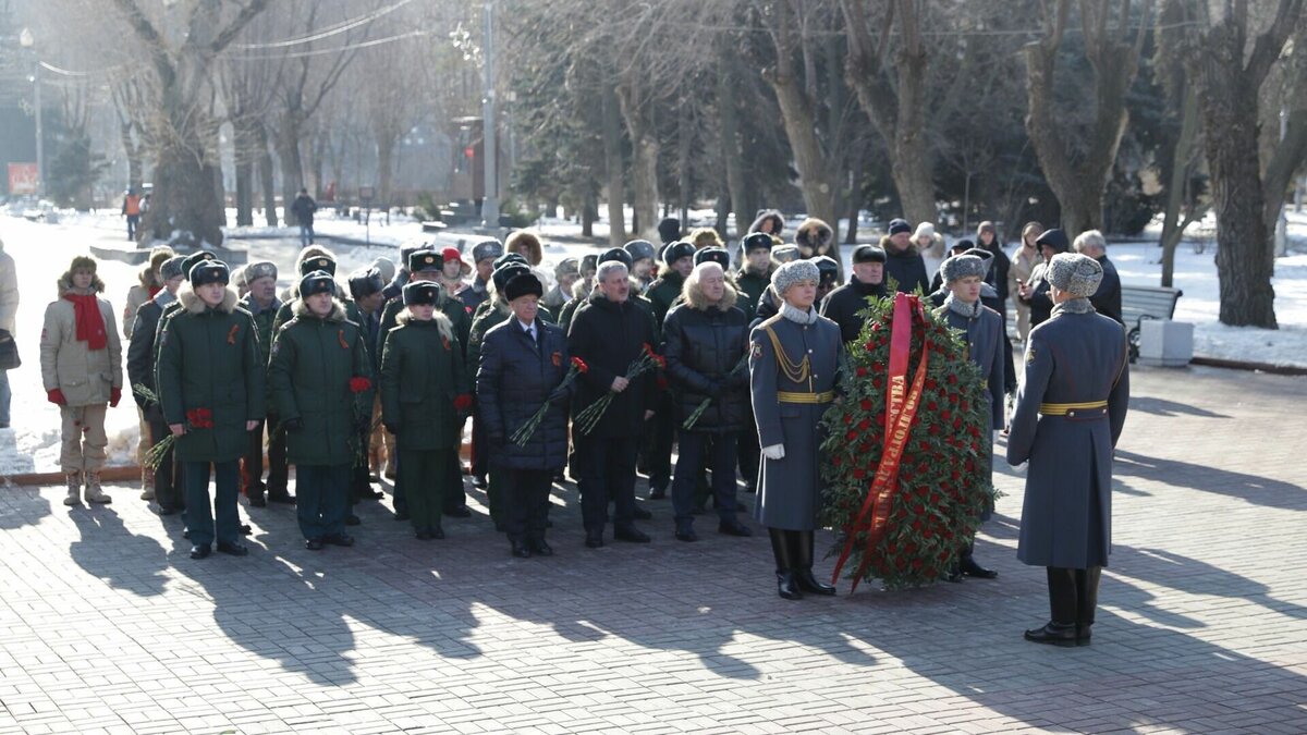     Памятные акции сегодня проходят во всех районах Волгоградской области. Это в первую очередь возложения цветов к монументам, стелам и памятникам. А вечером волгоградцев ждёт салют.