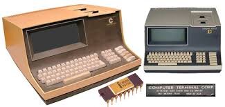 12 августа 1981 года в одном из подразделений компании IBM была закончена разработка первого в истории персонального компьютера (PC) модели IBM 5150. Началась эпоха массовой компьютеризации.

До этого производители вычислительной техники не ориентировались на массового потребителя. Первоначально IBM работала только по крупным заказам, создавало дорогостоящие большие универсальные серверы (мэйнфреймы), которые поставлялись, как правило, правительственным организациям, образовательным, научным заведениям и большим корпорациям.

Первый PC модели IBM 5150 был разработан в течение года, работа началась в июле 1980 года и была завершена 12 августа 1981 года. Работы велись в подразделении города Бока-Ратон штата Флорида США.
Самая дорогая конфигурация РC стоила $ 3005, была оснащена процессором Intel 8088, работающим на частоте 4,77 МГц. Объём оперативной памяти составлял 64 кбайта. Из-за недостаточной мощности блока питания жёсткого диска в IBM 5150 не было, а для постоянного хранения данных предполагалось использовать 5,25-дюймовые флоппи-дисководы.

Уже за первый год количество продаж компьютеров превысило 130 000. К 2000 году во всем мире было продано 140 млн. персональных компьютеров. Сегодня в мире их больше миллиарда.

Персональные компьютеры кардинально изменили жизнь человечества в технологической и в социально-культурной сфере.

 