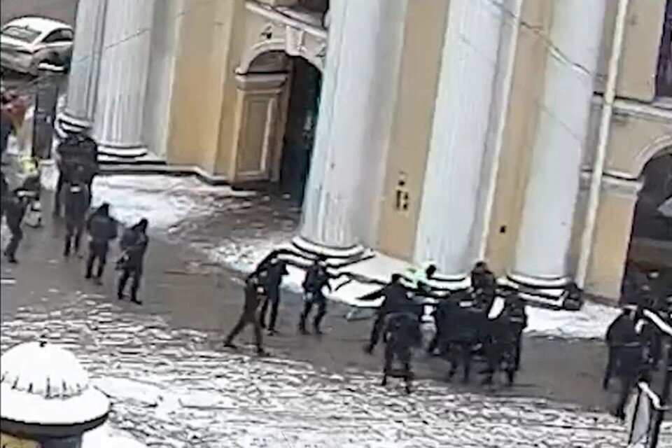     Правоохранитель смог обезоружить мужчину