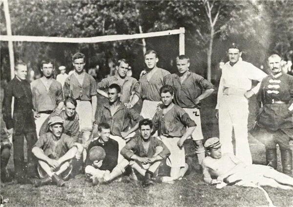 Футбольная команда Егорьевской школы авиации РККА ВФ. Валерий Чкалов стоит третий справа