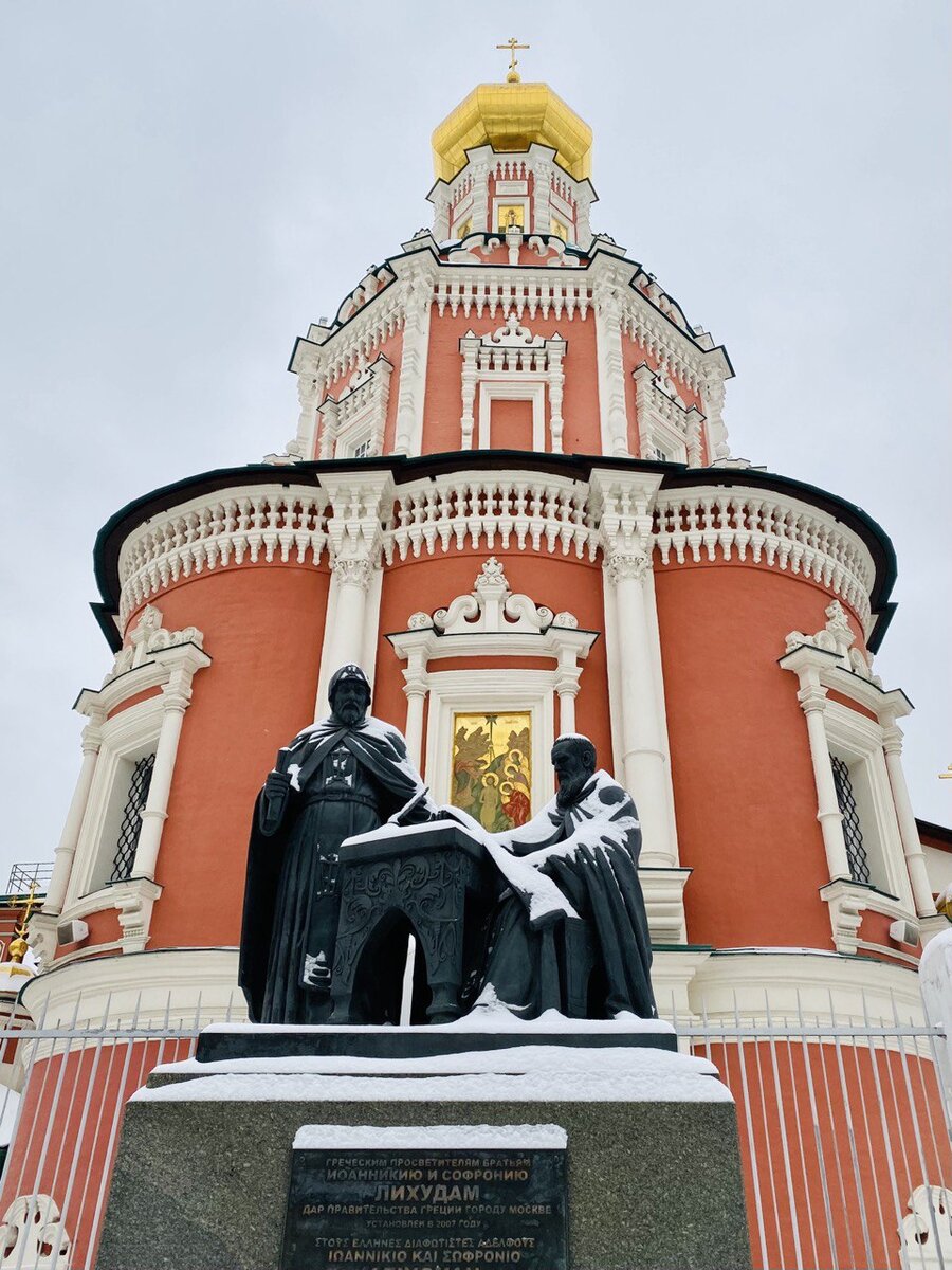 Памятник братьям Иоанникию и Софронию Лихудам перед собором Богоявления