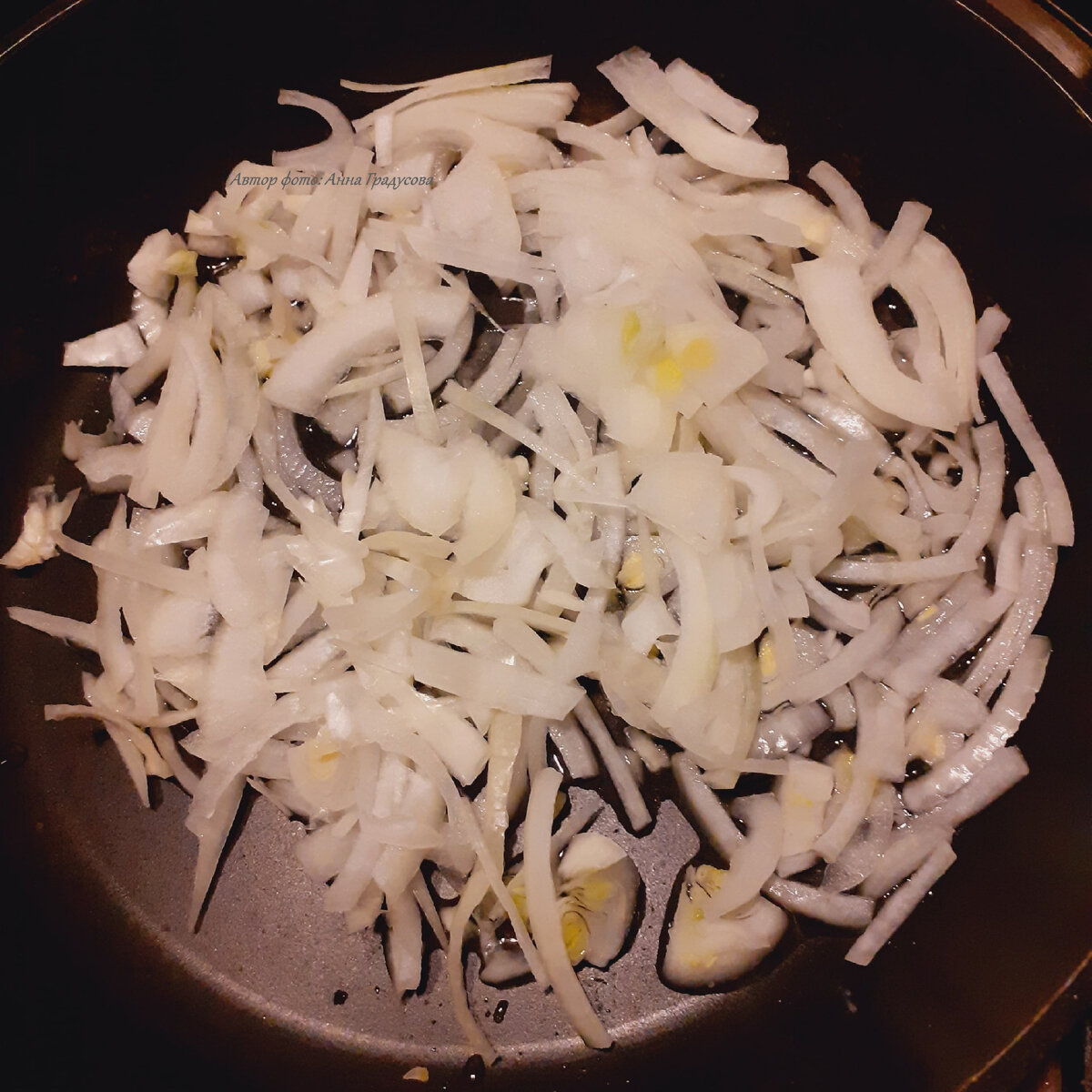 Лук нужно лишь размягчить, но не зажаривать до 