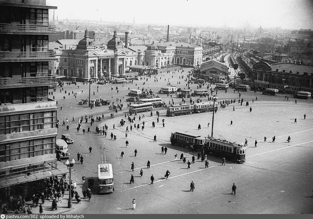 Вид на площадь и Курский вокзал, 1938-1939. Фото Э. Евзирихина, с сайта www.pastvu.com.