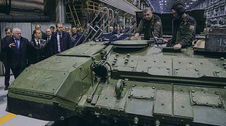    TASS Заместитель председателя Совета безопасности РФ Дмитрий Медведев во время контрольной проверки выпуска танков на территории корпорации «Уралва- гонзавод»