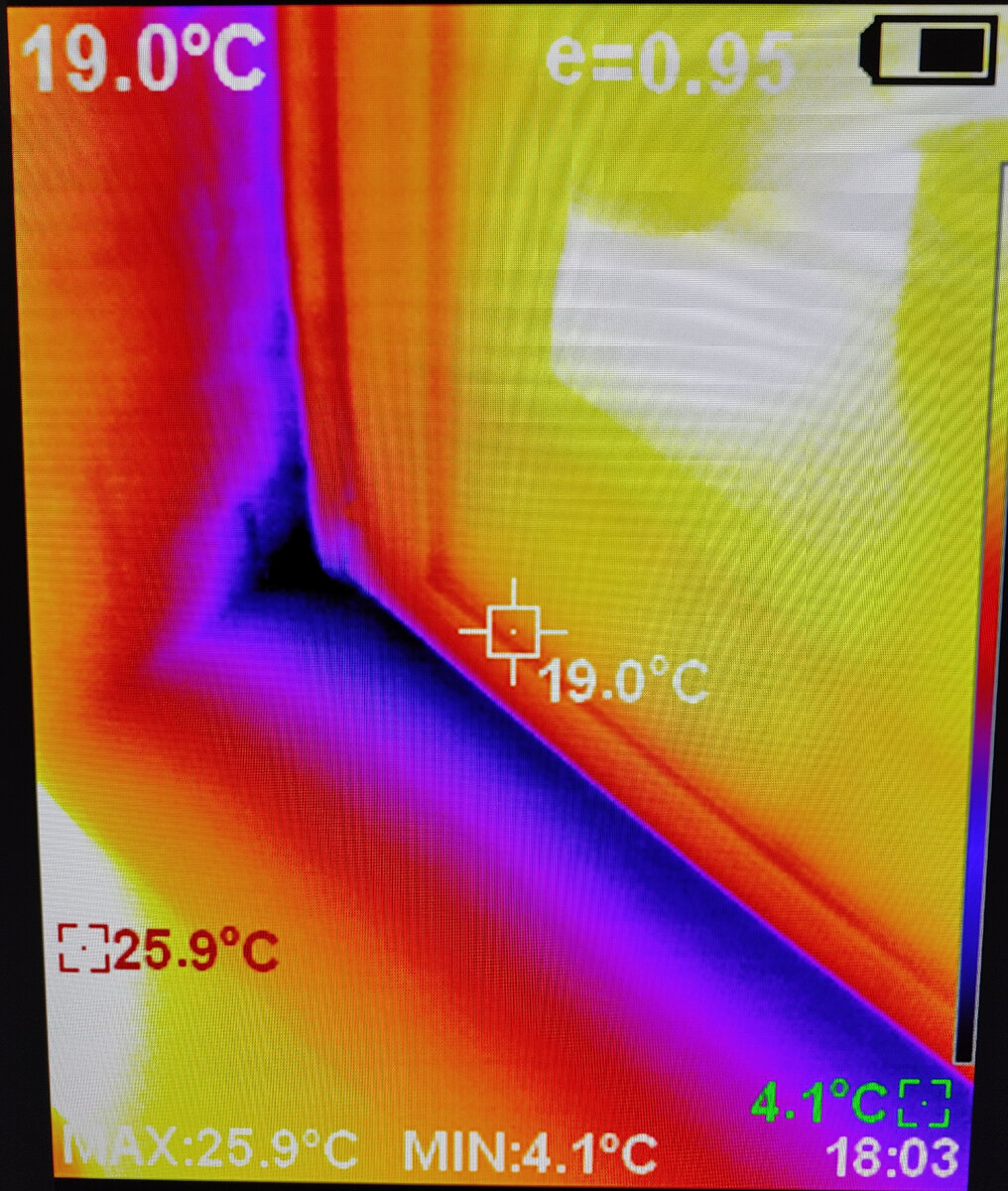 Фото с тепловизора оконного блока возле пола.