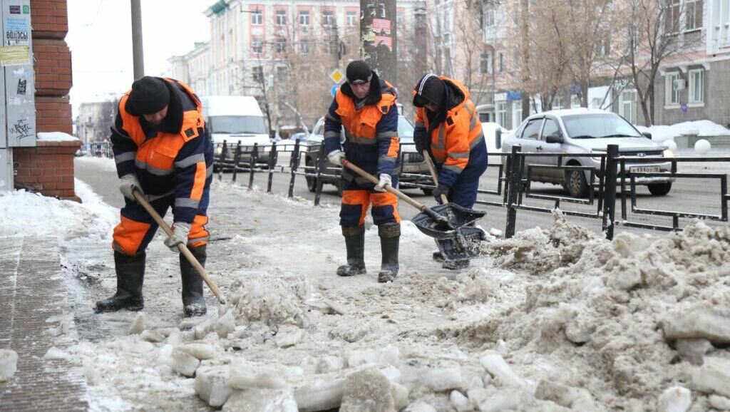     Снег с дорог Ижевска днем 27 февраля убирают 94 единицы техники и 105 дорожных рабочих. Об этом сообщила пресс-служба администрации города.