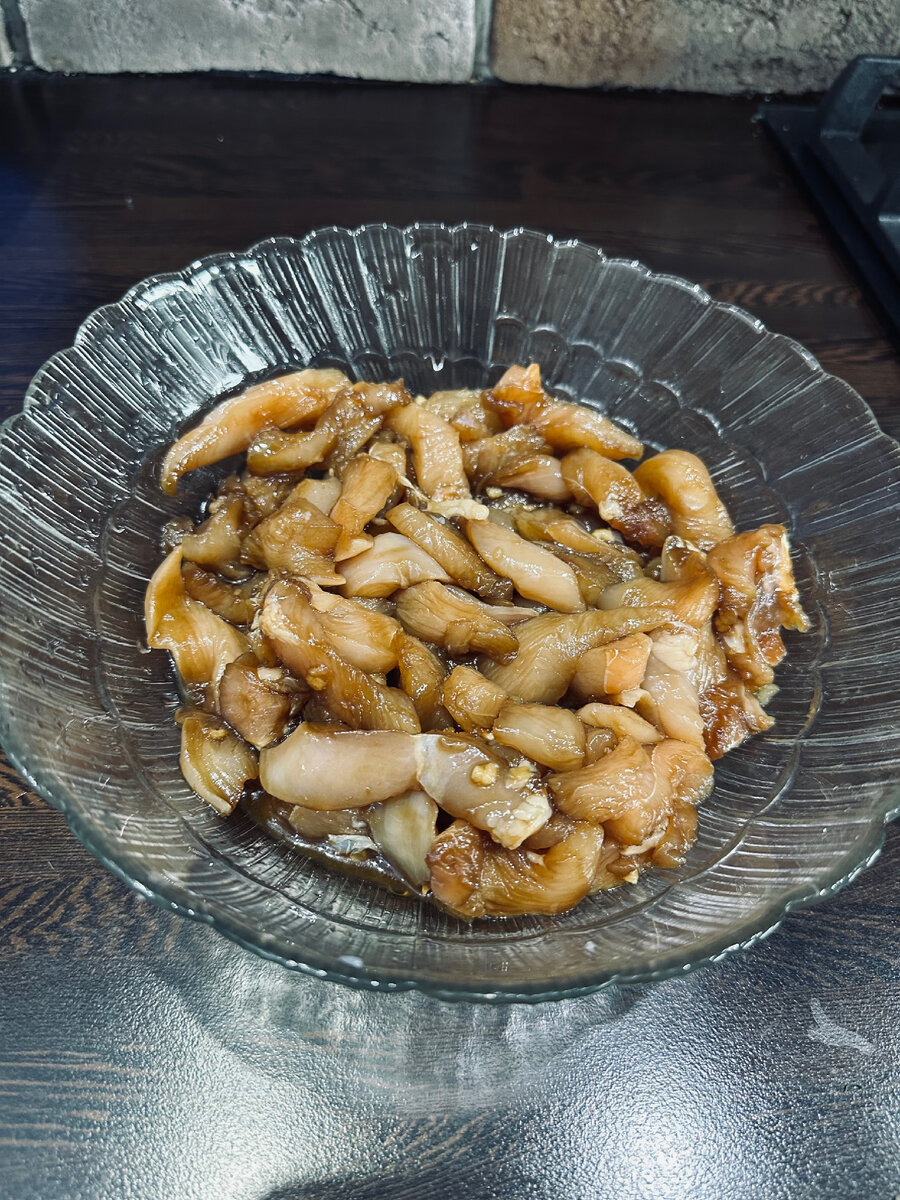 Режем филе, заливаем соевым соусом и выдавливаем туда зубчик чеснока , оставляем на 10 минут 