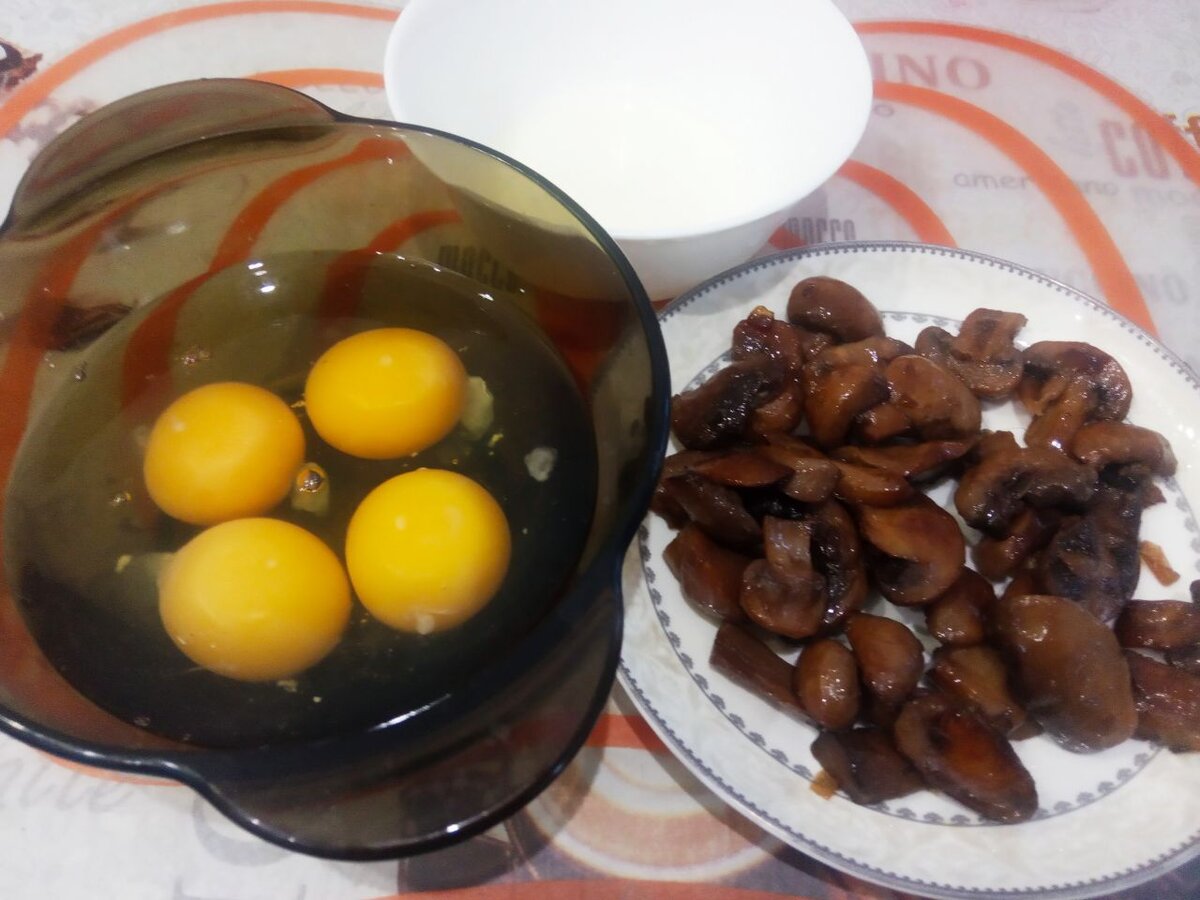 Ингредиенты для приготовления омлета  грибами