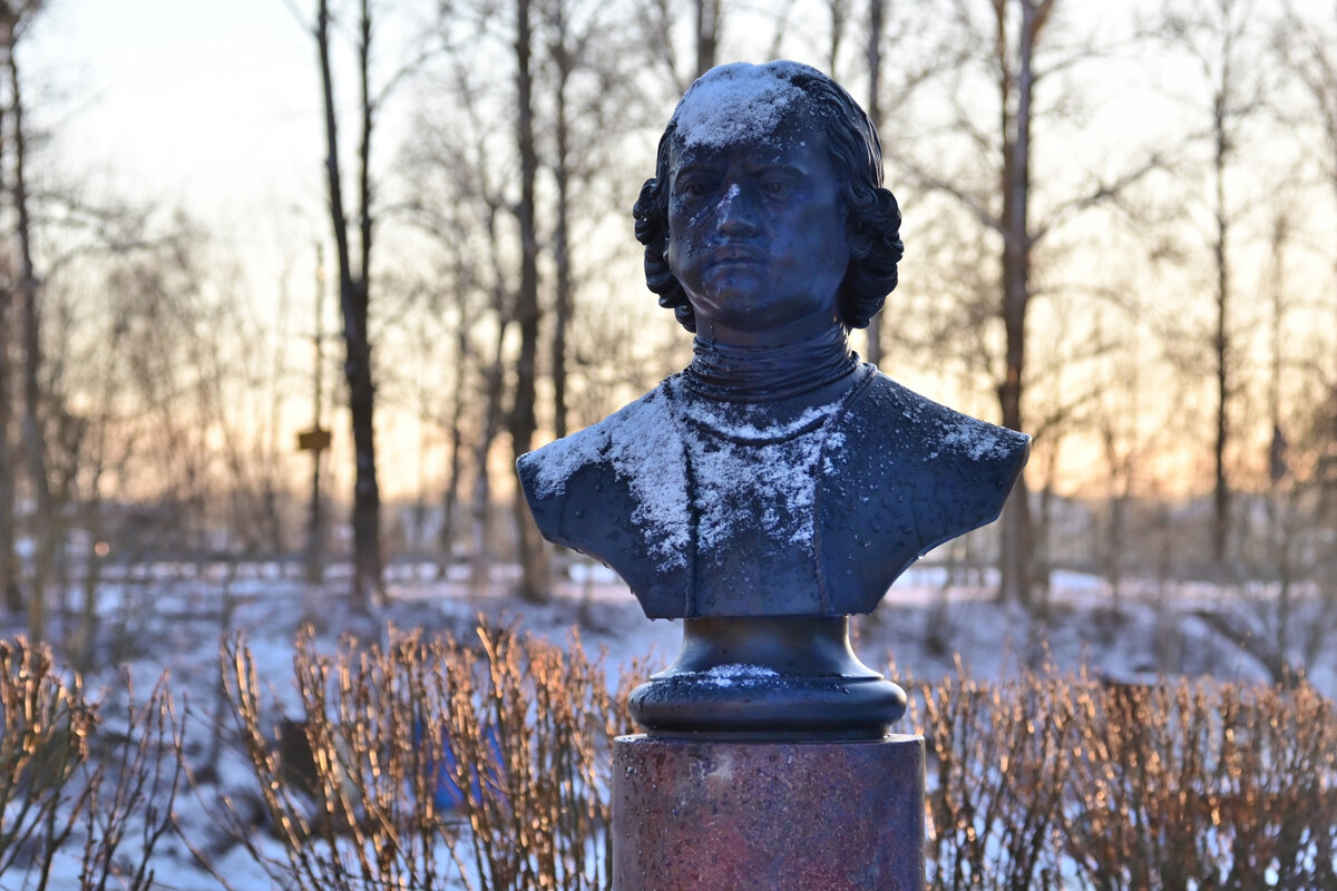 Бронзовая  копия  мраморного бюста Петра итальянского скульптора Карло Альбачини в Шлиссельбурге.