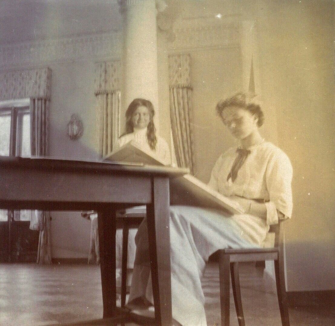 Великая княжна Мария (слева) и Великая княжна Ольга (справа). Ливадия. 1912 год