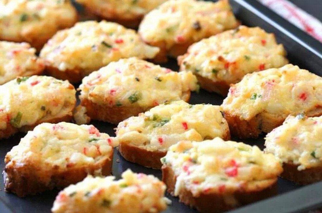 бутерброд с колбасой и сыром в микроволновке. бутерброд с колбасой и сыром. горячие бутерброды в микроволновке. горячий бутерброд в микроволновке с колбасой и сыром. бутерброды горячие в микроволновке с сыром колбасой.