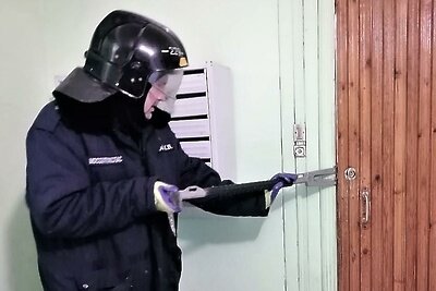    Подмосковные спасатели помогли женщине попасть в собственную квартиру, взлом двери © Пресс-служба ГКУ МО «Мособлпожспас»