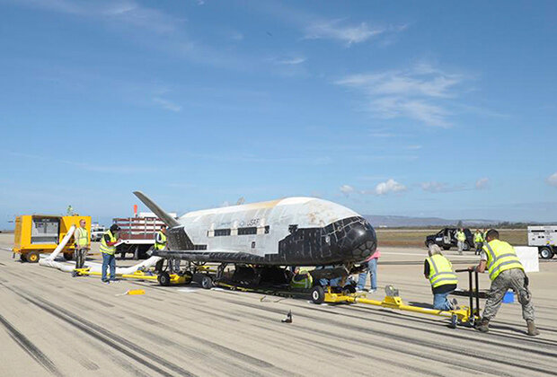 Приземление X-37B после третьего полета (17 октября 2014 года)Фото: Boeing / Vandenberg Air Force Base / Handout via Reuters