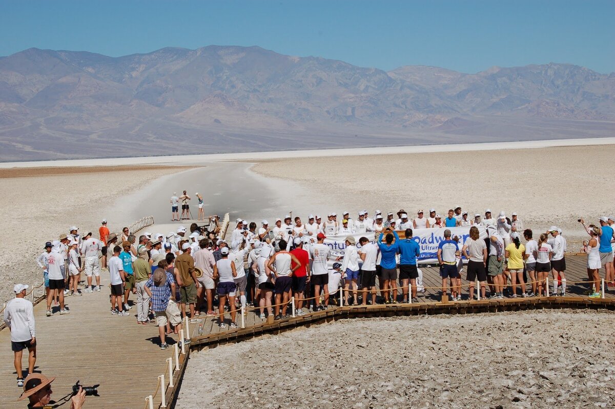 Первых отдых. Бэдуотер сверхмарафон. Забег Бэдуотер. Badwater Ультрамарафон. Ультрамарафон Долина смерти.