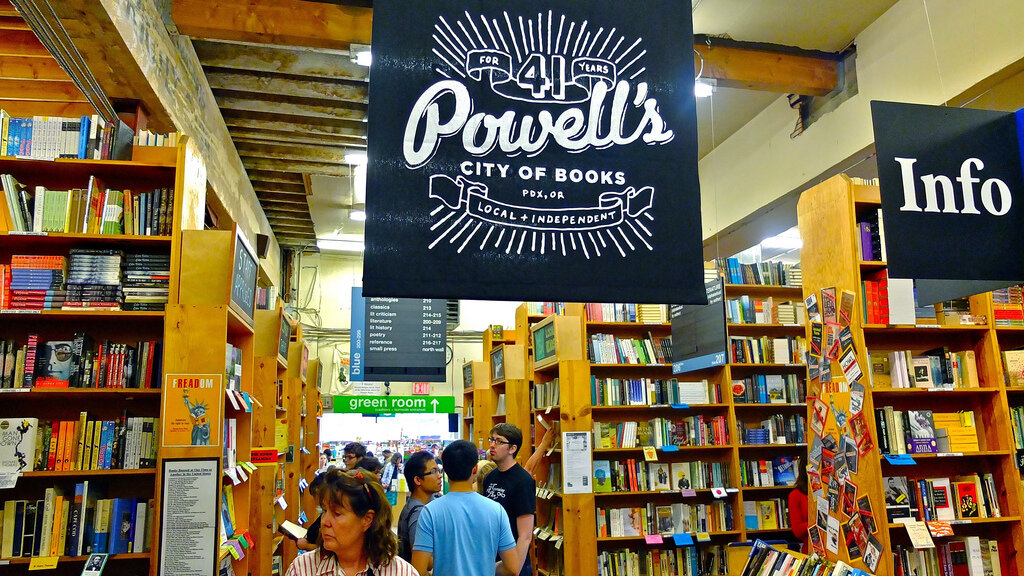 City booking. Powell’s City of books (Портленд, США). Powell City of books. Портленд книжный магазин. Книжный магазин Пауэлла.