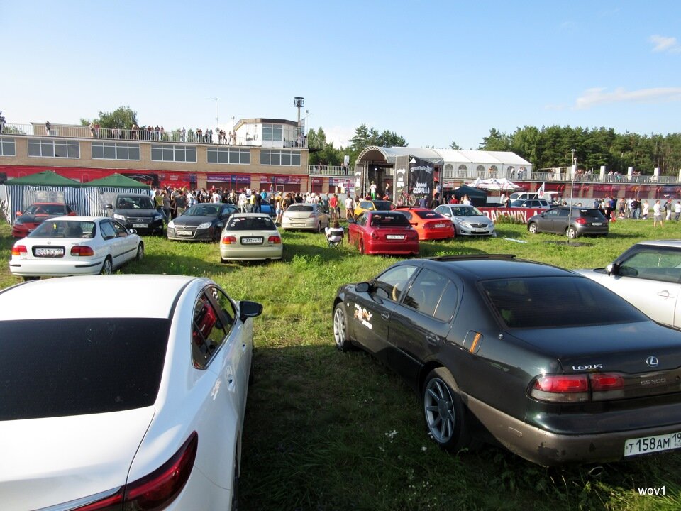 Пошёл смотреть на собравшихся . Шумно.