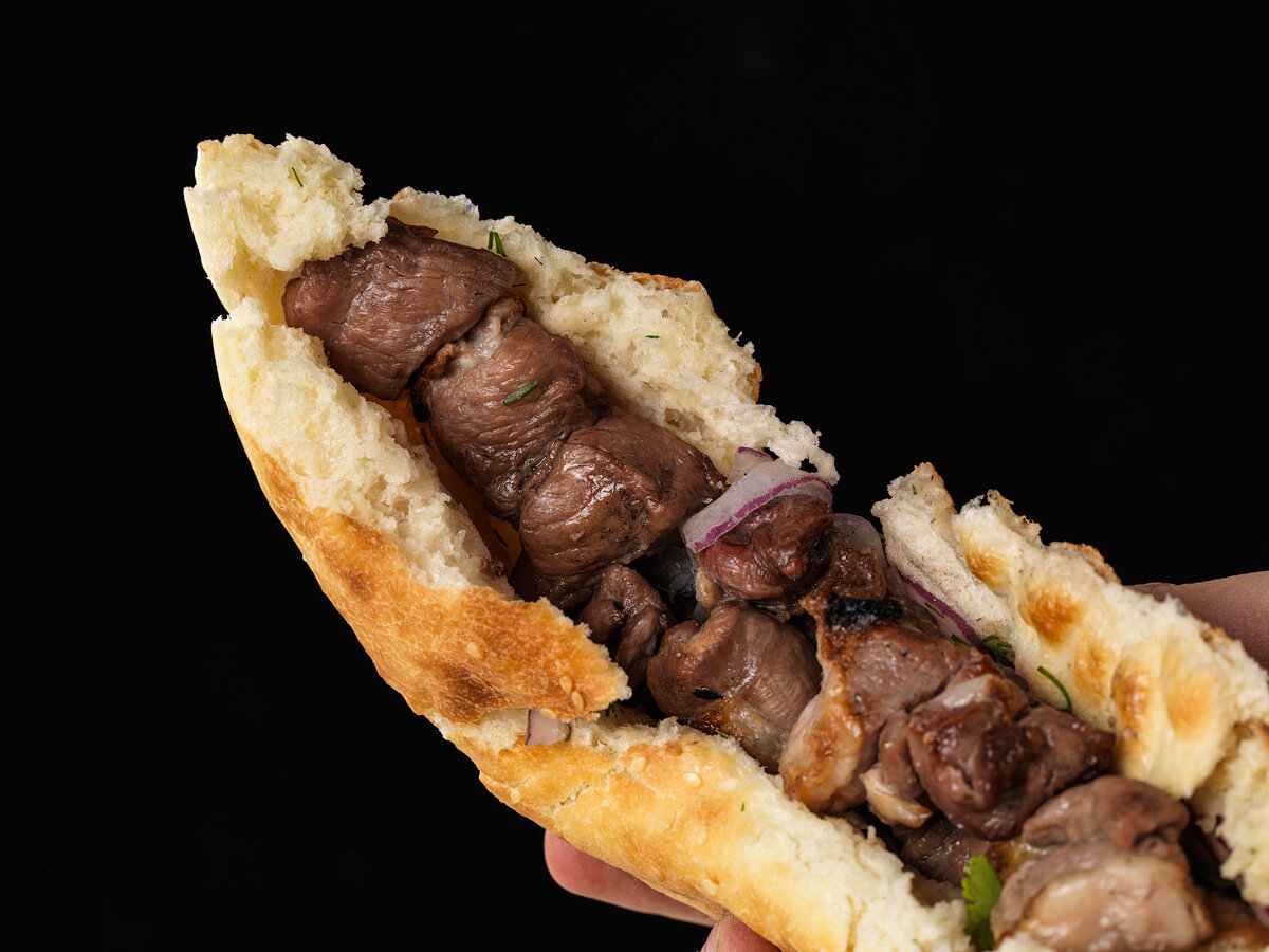 Это восточное блюдо  попросту говоря из хлеба или лаваша, начиненные разными видами мяса(курятина,говядина,индюшатина и даже верблюжатина), а затем мелко нарезанное с добавлениями различными добавками: соусами и овощами.