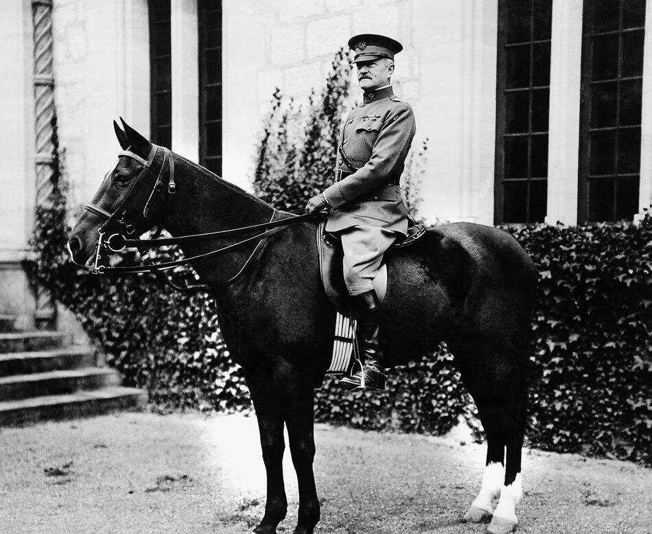  Генерал Джон Першинг верхом на коне, 1918 г. (AP Photo)