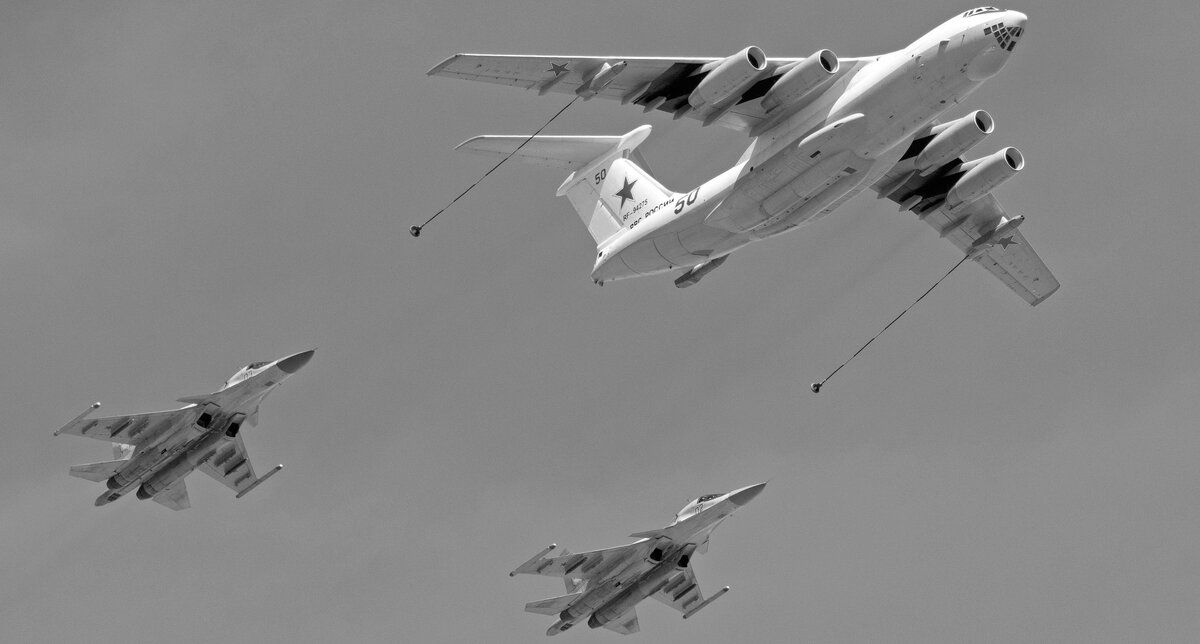 Дозаправка истребителей Су-34 заправщиком ИЛ-78